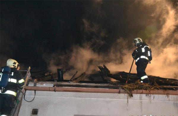 Požár domu s hospodářským přístavkem likvidovali v noci hasiči