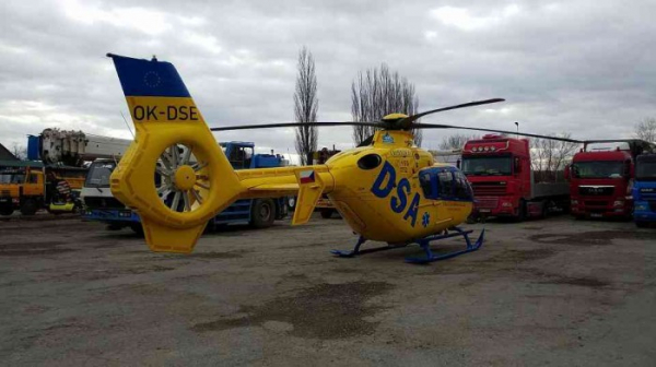 Mladého muže v Přelouči zavalil panel, do nemocnice ho transportoval vrtulník
