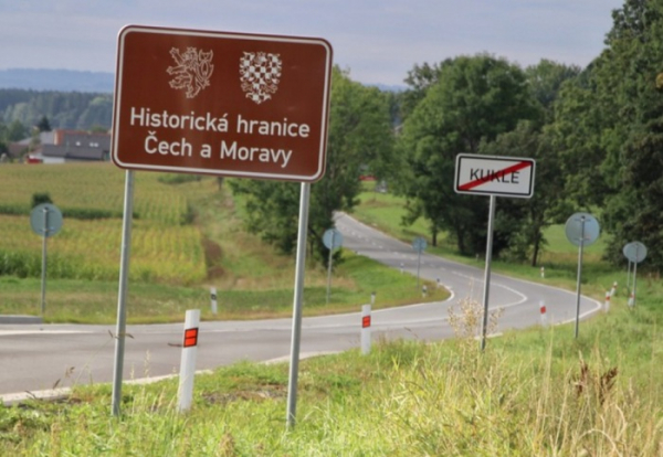 Hnědé cedule již v Pardubickém kraji připomínají historickou hranici Čech a Moravy