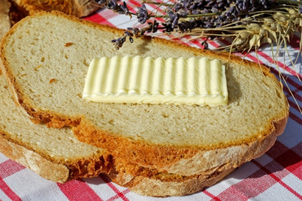 U rostlinných roztíratelných tuků iluzi másla nečekejte a raději čtěte etikety