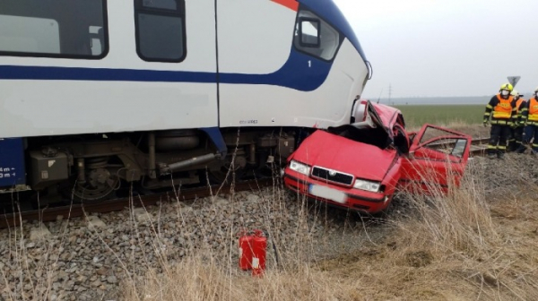 Střet vlaku s osobním vozem u Zaječic na Chrudimsku nepřežily dvě osoby