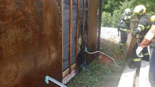 Za pomoci propan-butanového hořáku likvidoval vosy a zapálil si rozestavěný dům