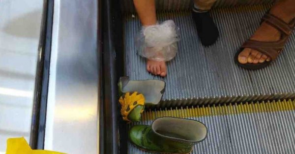 Chlapci se zasekla noha v eskalátoru. Otec musel rychle odříznout botu
