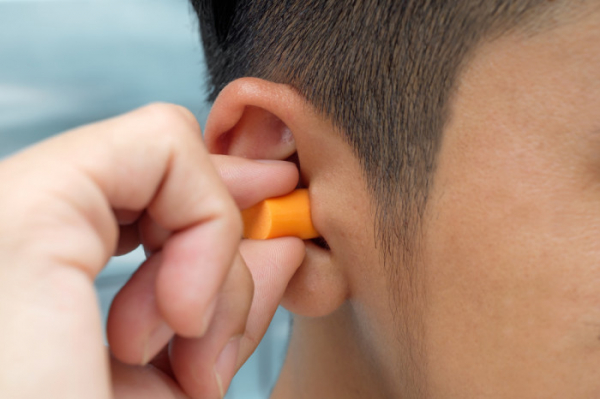 Proč je používání ochrany sluchu v hlučném prostředí důležité