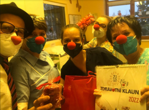 Zdravotní klauni slaví 20 let existence. Přinesli dnes symbolických 20 minut radosti lékařům a sestrám v 63 nemocnicích