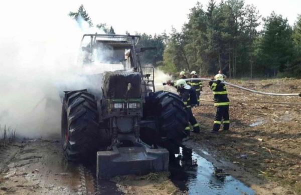 Hasiči likvidovali požár traktoru, následky pádu ultralightu i nehodu osobního vozu