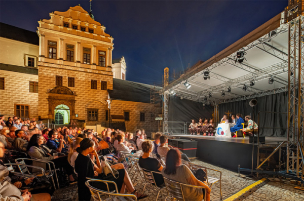Předprodej divadelního festivalu Pernštejnlove na Zámku Pardubice odstartovala, zatím permanentkami