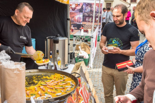 Food festival Pernštejnské hodování zaplní pardubický zámek skvělým jídlem i pitím