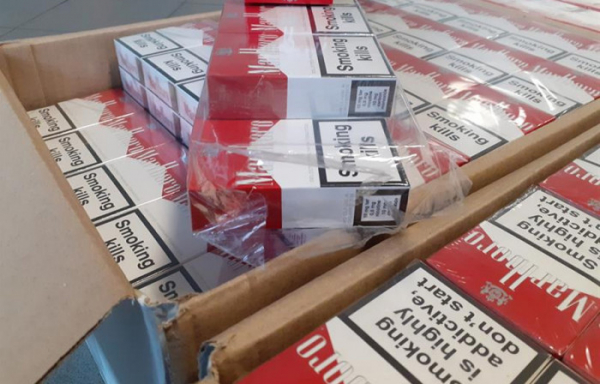 Pardubičtí celníci zajistili při kontrole osobního vozidla 90 000 kusů neznačených cigaret