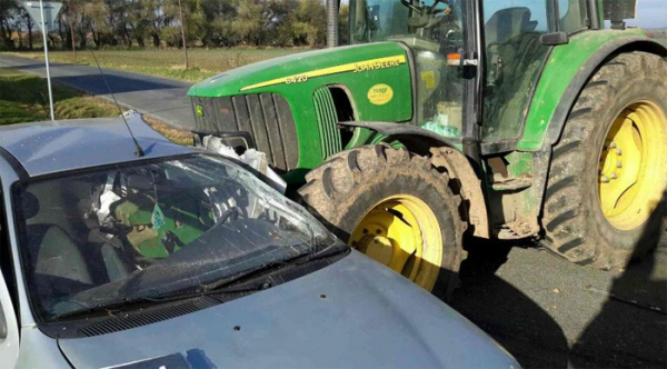 Tragicky skončil střet osobního vozu s traktorem