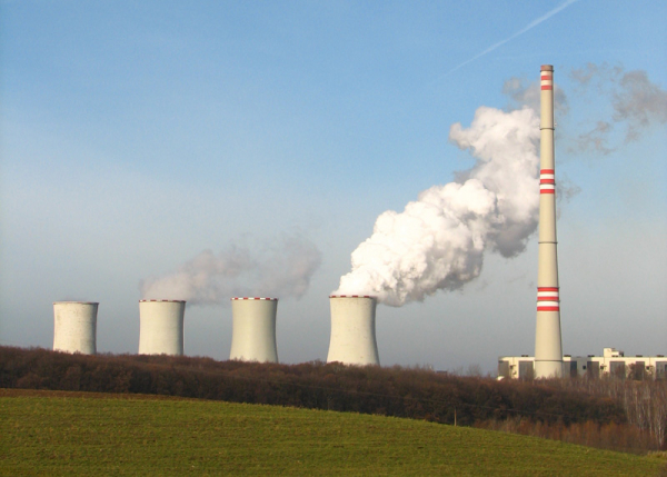 I přes soudně zrušenou vyjímku Elektrárna Chvaletice stále porušuje emisní limit, úřad musí zasáhnout