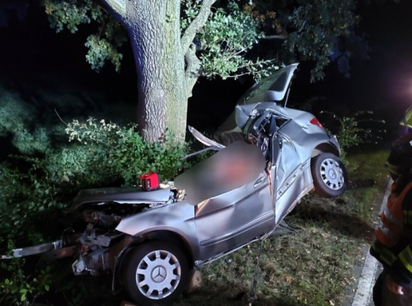 Tragická nehoda u Chrudimi: Řidička naráz do stromu nepřežila